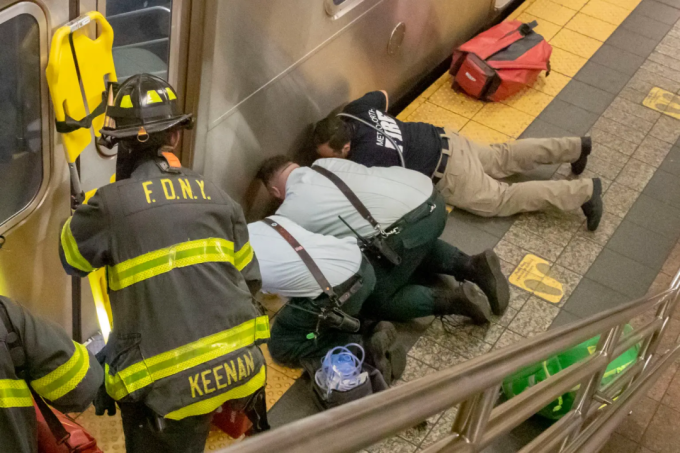 22岁纽大华裔女生地铁站坠轨丧生，生前在华尔街投行实习